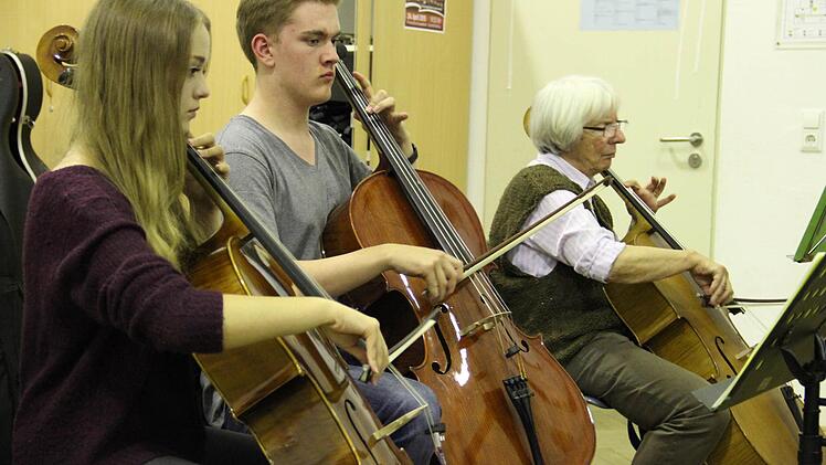 : Anna Neuberger und Alexander Wulf spielen im Kulmbacher Kammerorchester Cello, gleich daneben Ingrid Caspari, die dem Orchester seit vielen Jahren treu ist und zu den älteren Mitgliedern gehört. Foto: Katharina Müller-Sanke