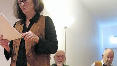 Bärbel Fürst, Jens Müller-Rastede und Bernt Sieg bei ihrem Auftritt im Gasthaus Bären. Foto: Mia Hochrein