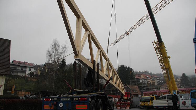 Vorsichtig manövriert der Kranfahrer den Träger aus der Halterung... Foto: Ulrike Müller