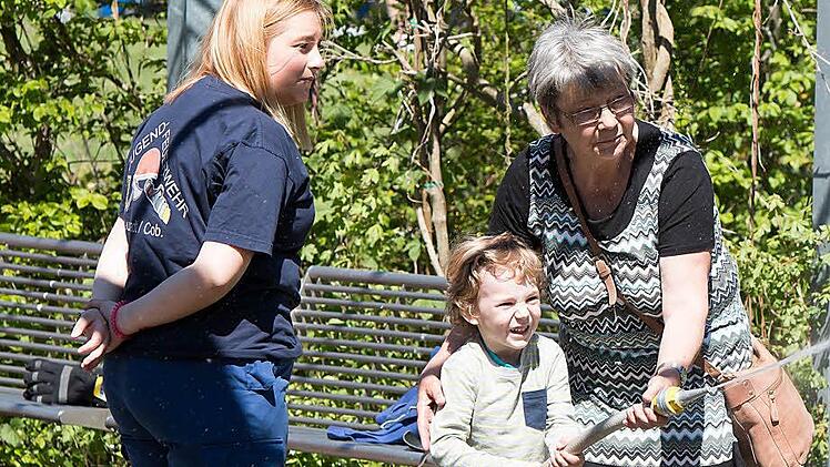 Großes Abschlussfest für Neustadt und seine Kinder: das Piratenfest im Freitzeitpark lockte am Sonntag unzählige Familien an. Foto: Albert Höchstädter