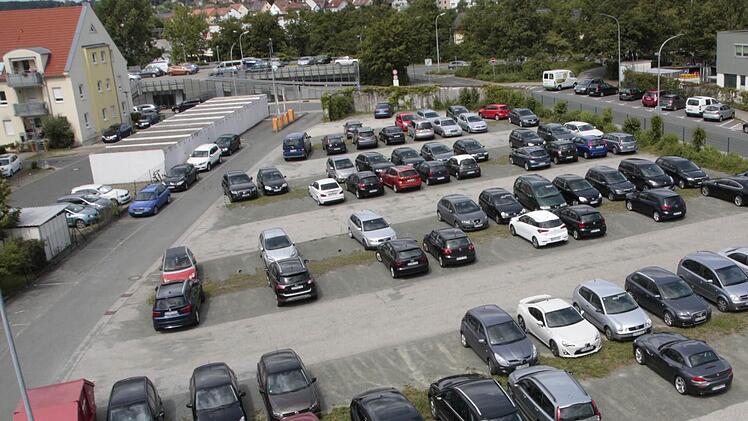 Die künftige Siedlung wird als Parkplatz genutzt. Dafür ist sie zu schade, findet Sparkassenchef Ewald Maier.