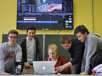 Beim Bearbeiten des Rohmaterials: Maximilian Bötsch (v.l.), Maximilian Volklandt, Johanna Blank, Fabian Meißner, Eric Weis Foto: Heiko Berner