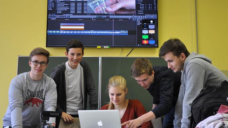 Beim Bearbeiten des Rohmaterials: Maximilian Bötsch (v.l.), Maximilian Volklandt, Johanna Blank, Fabian Meißner, Eric Weis Foto: Heiko Berner