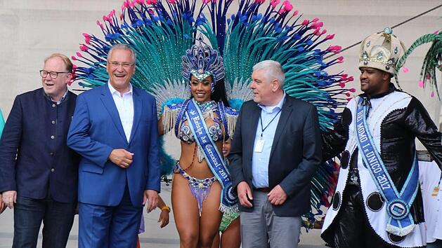 Ein gut gelaunter Innenminister zeigte sich auf der Schlossplatzb&uuml;hne (von links): MdB Hans Michelbach, Joachim Herrmann, Samba-K&ouml;nigin, OB Norbert Tessmer und der Samba-K&ouml;nig von Rio.Der Minister kam zu Fu&szlig; aufs Festivalgel&auml;nde Foto: Oliver Schmidt