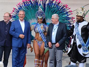 Ein gut gelaunter Innenminister zeigte sich auf der Schlossplatzbühne (von links): MdB Hans Michelbach, Joachim Herrmann, Samba-Königin, OB Norbert Tessmer und der Samba-König von Rio.Der Minister kam zu Fuß aufs Festivalgelände Foto: Oliver Schmidt