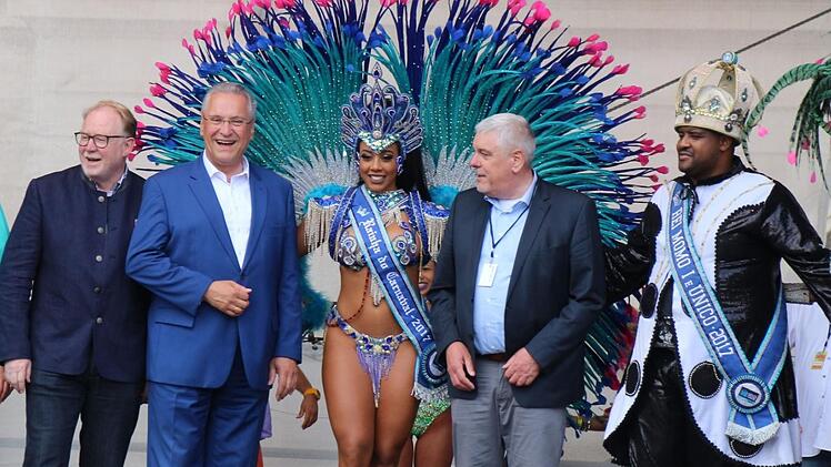 Ein gut gelaunter Innenminister zeigte sich auf der Schlossplatzbühne (von links): MdB Hans Michelbach, Joachim Herrmann, Samba-Königin, OB Norbert Tessmer und der Samba-König von Rio.Der Minister kam zu Fuß aufs Festivalgelände Foto: Oliver Schmidt