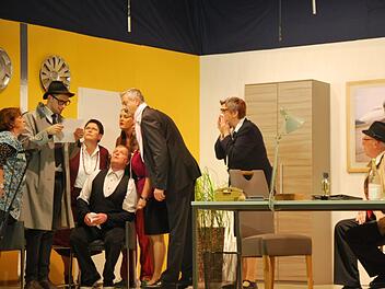 Und es ist wieder soweit: Die Burgläurer "Theatergruppe Total" will mit der Krimikomödie "Die ausgebuffte Rentner-WG" von Beate Irmisch wieder die Theaterfreunde in Scharen in die Rudi-Erhard-Halle strömen lassen. Foto:  Manfred Mellenthin