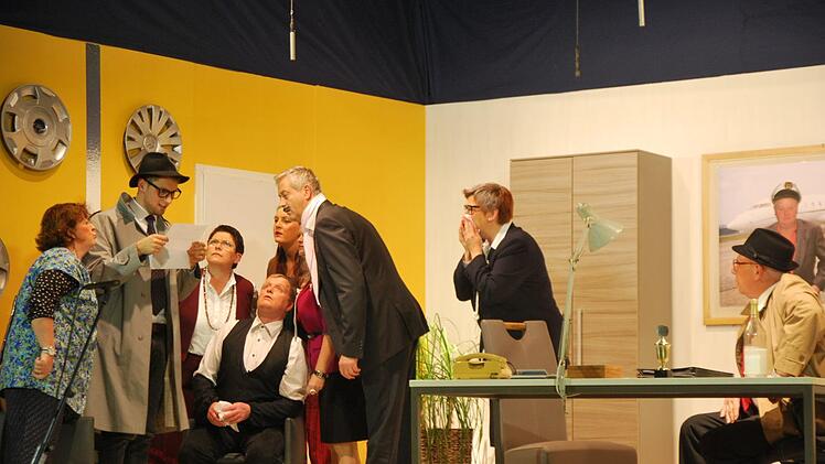 Und es ist wieder soweit: Die Burgläurer "Theatergruppe Total" will mit der Krimikomödie "Die ausgebuffte Rentner-WG" von Beate Irmisch wieder die Theaterfreunde in Scharen in die Rudi-Erhard-Halle strömen lassen. Foto:  Manfred Mellenthin