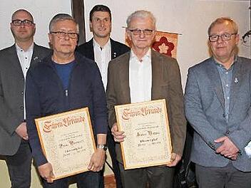 Die drei Vorsitzenden der SpVgg Hausen Peter Wieneck (r.) und seine beiden Stellvertreter Matthias Müller (3. v. l.) und Thomas Güthlein (l.) mit Herbert Ruppert und Franz Petermichl (2. v. l.) Foto: Mathias Erlwein