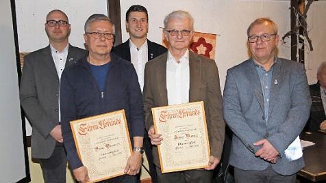 Die drei Vorsitzenden der SpVgg Hausen Peter Wieneck (r.) und seine beiden Stellvertreter Matthias Müller (3. v. l.) und Thomas Güthlein (l.) mit Herbert Ruppert und Franz Petermichl (2. v. l.) Foto: Mathias Erlwein