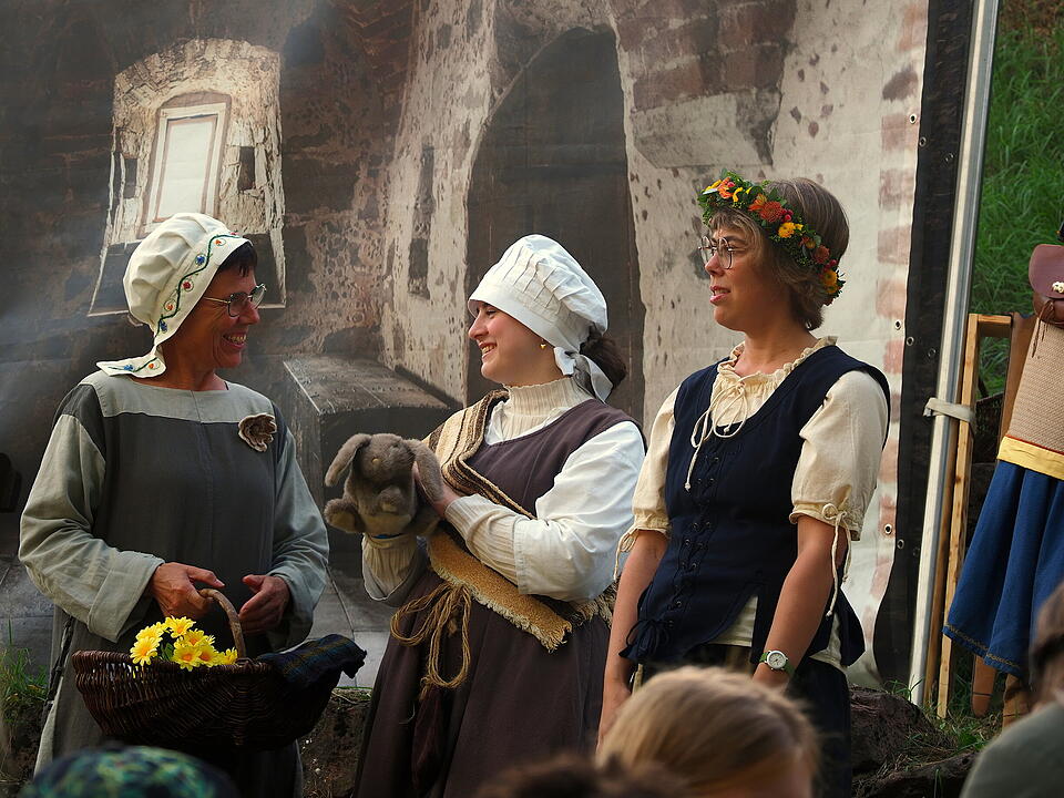 Buntes Treiben auf der Burg.