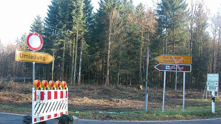 Die Einfahrt in die Klauswaldstraße ist von Westen her zurzeit gesperrt.