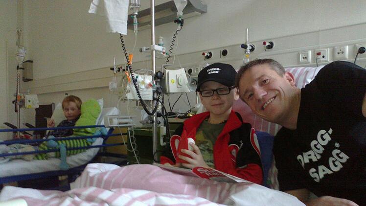 Auch am Krankenbett nahm sich Ehrengast Michl Müller reichlich Zeit für die kleinen Patienten. Hier im Bild: der neunjährige Florian und sein Zimmergenosse Oskar (links).