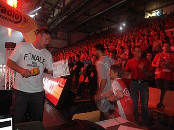 Matthias Steger gibt alles, um das Publikum anzuspornen.  Fotos: RiegerPress
