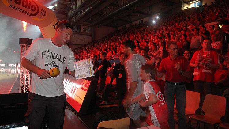 Matthias Steger gibt alles, um das Publikum anzuspornen.  Fotos: RiegerPress