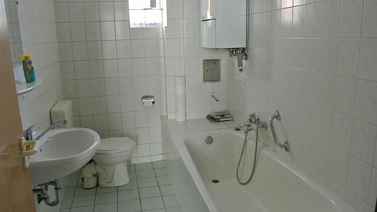 Funktional und sauber: das Bad in der neuen Obdachlosenunterkunft. Der Landkreis hat das Haus gekauft und hergerichtet.