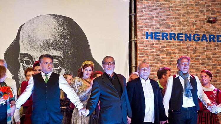 Inszenierungsteam beim Schlussapplaus (von links in der vorderen Reihe): Choreograf Christian Zmek, Regisseur Attila Lang, Bühnenbildner Frieder Klein und Lichtdesigner Ralf Beyer.Foto: Jochen Berger