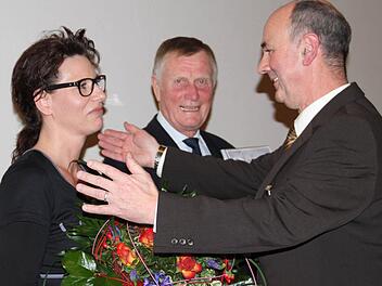 Geschäftsführerin Ilke Huber verschiedet sich aus dieser Funktion bei Thomas Blum (Mitte) und Vorsitzendem Burkhard Becker. Fotos: Gerda Völk