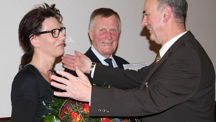 Geschäftsführerin Ilke Huber verschiedet sich aus dieser Funktion bei Thomas Blum (Mitte) und Vorsitzendem Burkhard Becker. Fotos: Gerda Völk