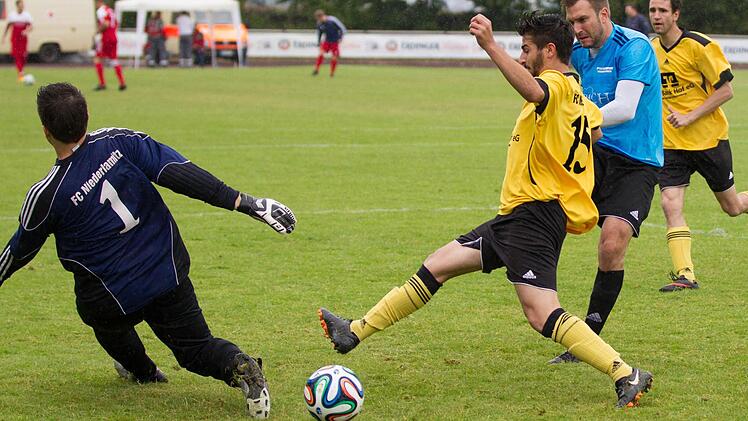 Der Niederlamiter Torhüter und der Abwehrspieler können den Schuss des Redwitzers nicht verhindern, doch der Ball ging nicht ins Tor. Foto: Heinrich Weiß