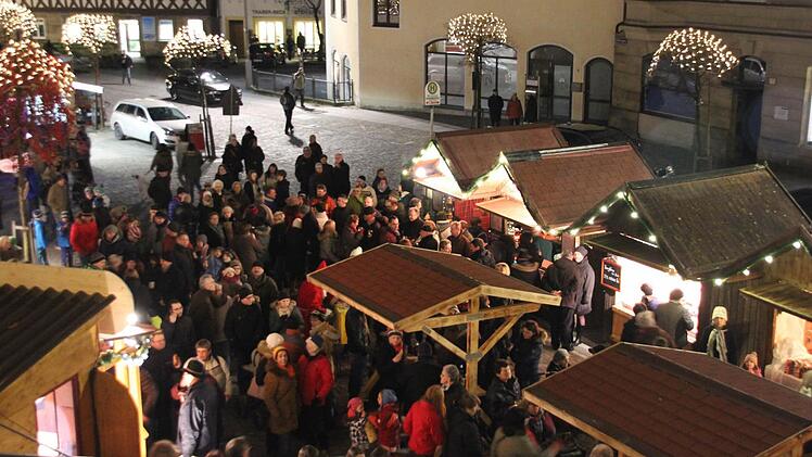 Blick auf den Kronacher Weihnachtsmarkt  Foto: Friedwald Schedel