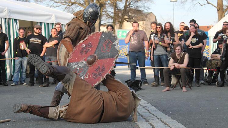 Mit Wikinger-Schaukämpfen vertrieben sich einige Festivalbesucher die Zeit.