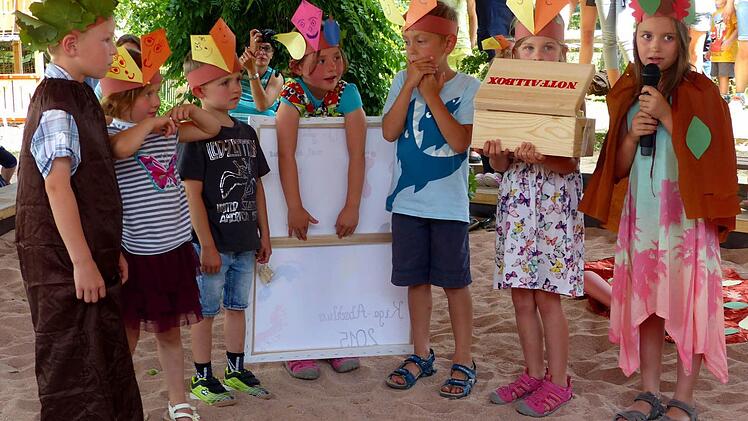 Die Vorschulkinder verabschieden sich und schenken dem KiTa-Team eine Notfallbox.