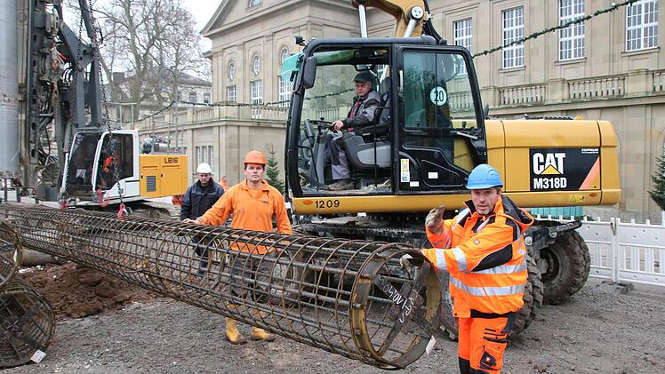 Die zehn Meter langen Stahl-Körbe werden noch in dieser Woche unter den Gehweg zwischen Ludwigstraße und Rosengarten einbetoniert.  Foto: Ruppert