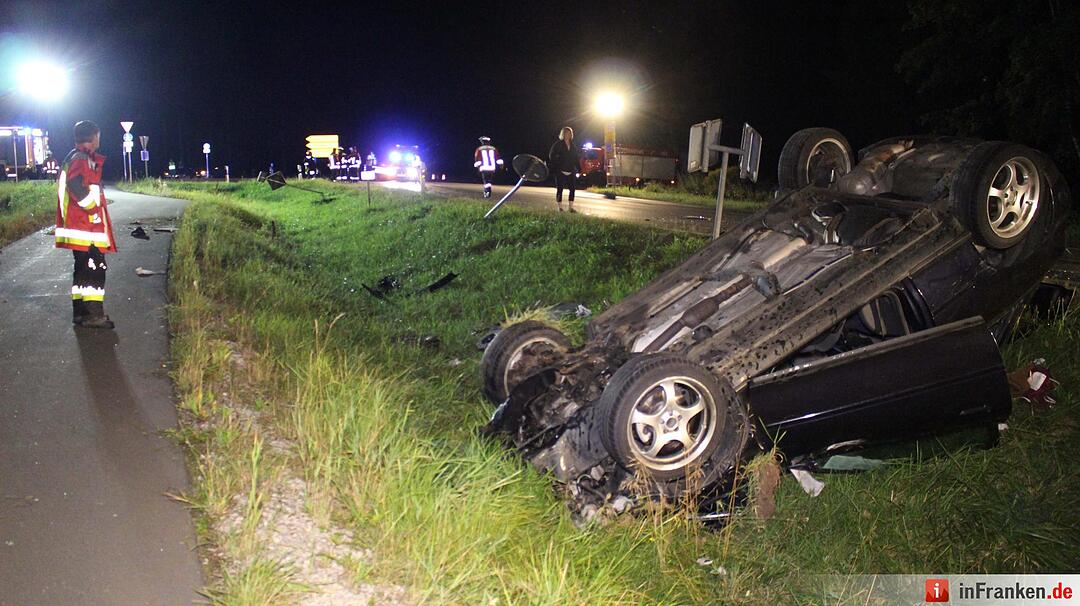 Pkw landet nach Überschlag auf Dach - Insassen kamen mit leichten Verletzungen davon