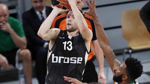 Janis Strelnieks gl&auml;nzte nicht nur mit erfolgreichen Distanzw&uuml;rfen, sondern auch mit seinem Zug zum Korb. Hier kommt Kasans Topwerfer Keith Langford gegen den Letten zu sp&auml;t. Foto: Daniel L&ouml;b