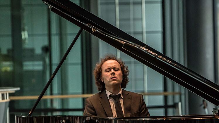 Der Pianist Alexander Schimpf beeindruckte als Beethoven-Interpret bei der Coburger "Gesellschaft der Musikfreunde" im HUK-Foyer. Foto: Jochen Berger