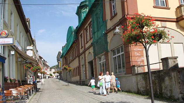 Ein sommerlicher Nachmittag in der Fu&szlig;g&auml;ngerzone. Das ehemalige Hotel "Post" liegt verlassen da. Foto: Ulrike M&uuml;ller