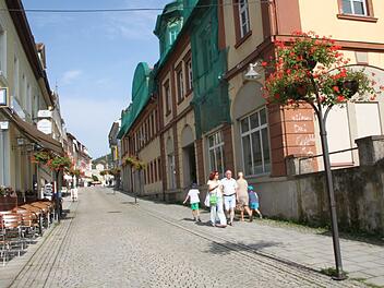 Ein sommerlicher Nachmittag in der Fußgängerzone. Das ehemalige Hotel "Post" liegt verlassen da. Foto: Ulrike Müller
