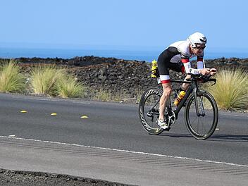 3,86 Kilometer Schwimmen im Pazifik, 180 Kilometer auf dem Rad durch die Lavawüste und zum Schluss ein Marathon durch die brütende Hitze: All diese Herausforderungen meisterte der Machtilshäuser Alfons Dees beim Ironman auf Hawaii. (c)FinisherPix.com