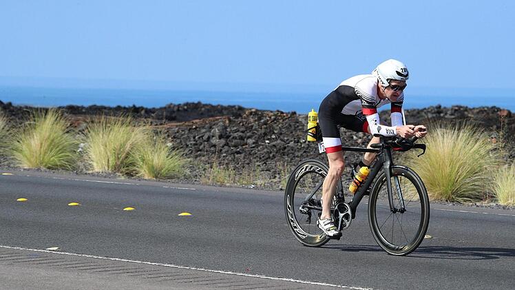 3,86 Kilometer Schwimmen im Pazifik, 180 Kilometer auf dem Rad durch die Lavawüste und zum Schluss ein Marathon durch die brütende Hitze: All diese Herausforderungen meisterte der Machtilshäuser Alfons Dees beim Ironman auf Hawaii. (c)FinisherPix.com