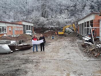 Rettungsdienstleiter Rudolf Baier (rechts) und Architekt Hilmar Rehlein (links) treffen sich regelmäßig auf dem Gelände an der Bad Brückenauer Rotkreuzstrasse. Vor Ort machen sie sich ein Bild vom Fortschritt der Bauarbeiten an der neuen Rettungswache.Rolf Pralle