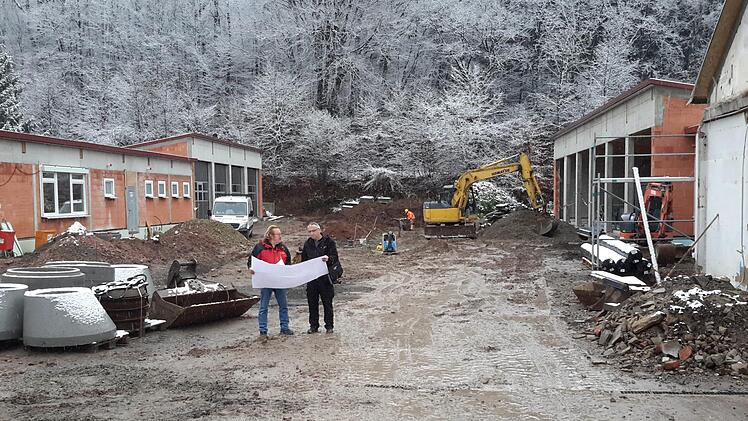 Rettungsdienstleiter Rudolf Baier (rechts) und Architekt Hilmar Rehlein (links) treffen sich regelmäßig auf dem Gelände an der Bad Brückenauer Rotkreuzstrasse. Vor Ort machen sie sich ein Bild vom Fortschritt der Bauarbeiten an der neuen Rettungswache.Rolf Pralle