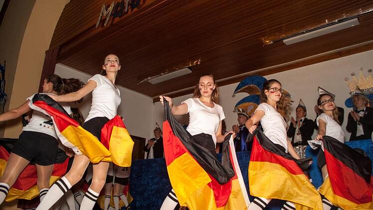 Die Jugendgarde der Concordia stimmte mit ihrem Showtanz auf die Fußball-WM im Jahr 2018 ein.Helmut Will