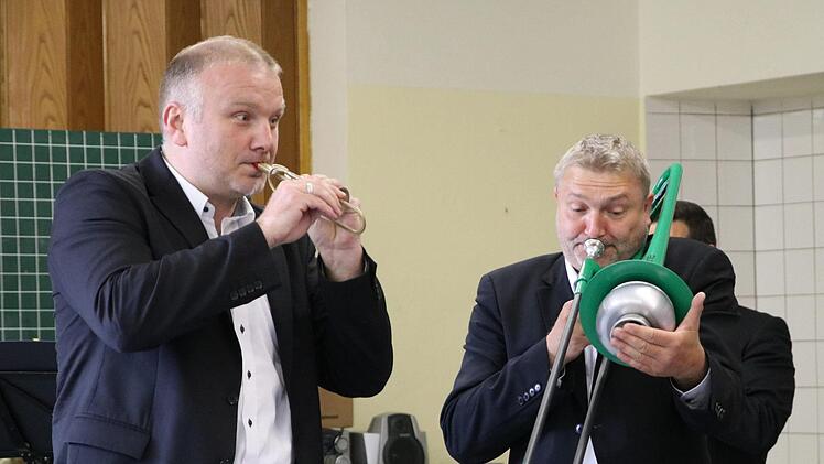 Die Froschpolka spielte Rainer Streit (rechts) stil- und farb-echt auf einer grünen Posaune - begleitet von Benjamin Sebald auf einer Miniatur-Posaune.Klaschka