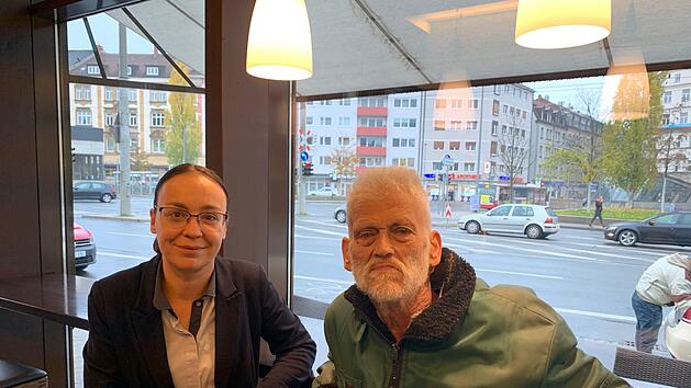 Caf&eacute;-Chefin Birgit Wegner erm&ouml;glichte Willi Vogelbacher ein neues Leben: Der Obdachlose soll schon n&auml;chste Woche in eine Wohnung ziehen. Foto: privat
