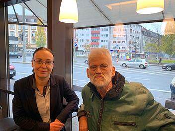 Café-Chefin Birgit Wegner ermöglichte Willi Vogelbacher ein neues Leben: Der Obdachlose soll schon nächste Woche in eine Wohnung ziehen. Foto: privat