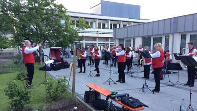 27 Musiker der Georgi-Bl&auml;ser spielten  im Kurstift. Foto: Hildegard Wilhelm