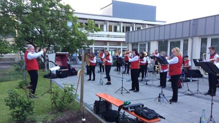 27 Musiker der Georgi-Bläser spielten  im Kurstift. Foto: Hildegard Wilhelm
