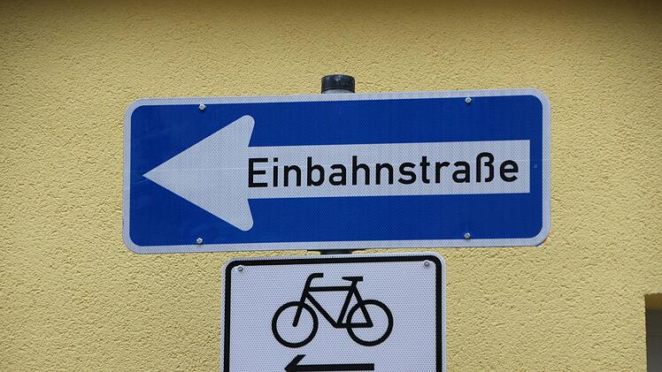 Die Stadt Coburg hat zusätzliche Hinweisschilder in der Webergasse aufgestellt.