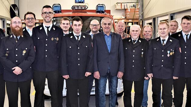 Der gew&auml;hlte Vorstand und die F&uuml;hrungskr&auml;fte der Feuerwehr Baiersdorf freuen sich mit den Geehrten, Erstem B&uuml;rgermeister Robert H&uuml;mmer (vorne, Mitte) und Gemeindevertretern.