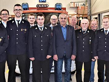 Der gewählte Vorstand und die Führungskräfte der Feuerwehr Baiersdorf freuen sich mit den Geehrten, Erstem Bürgermeister Robert Hümmer (vorne, Mitte) und Gemeindevertretern.