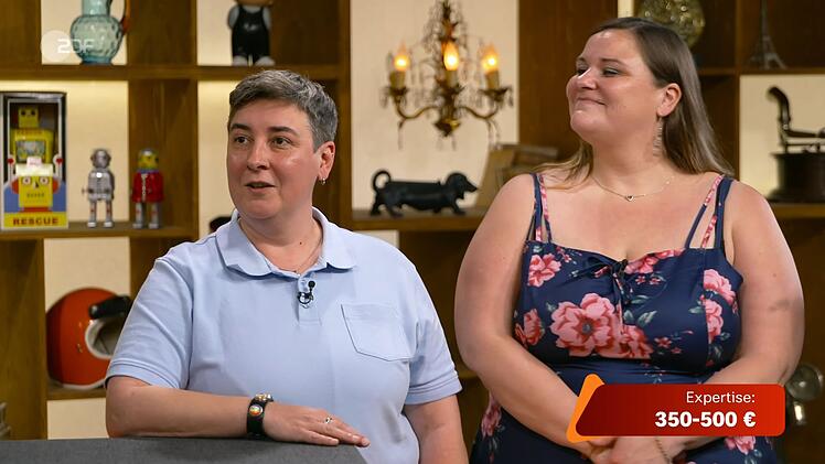 Experte Kümmel schätzte den Wert des Koffers zwischen 350 bis maximal 500 Euro. Eine freudige Überraschung für die Schwestern!