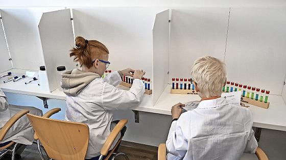 Sehen, Riechen, Schmecken: Die Kinder erprobten diverse Sinne beim Sensorik Training.