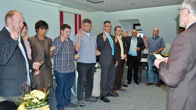 Zehn neue Marktgemeinderäte wurden in Burkardroth vereidigt.