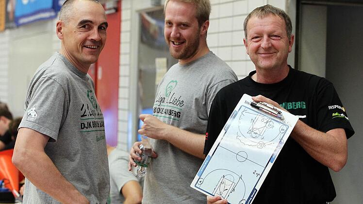 Drei gut gelaunte Herren in verantwortlichen Funktionen an der Seite der erfolgreichen Bamberger DJK-Basketballerinnen in der 2. Bundesliga, v. l.: Co-Trainer Walter Tadda, Sportlicher Leiter Sebastian Hader, Cheftrainer Ulf Schabacker. Foto: sportpress